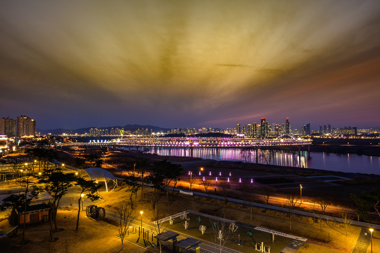 세종시 금강보행교를 배경으로 한 행정중심복합도시 야경 모습. 세종시 제공.