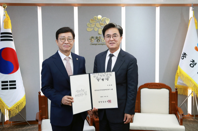이종원 충남자치경찰위원회장(왼)이 5일 충남도청 접견실에서 김태흠 충남지사(오)에게 임명장을 받았다. 충남도 제공