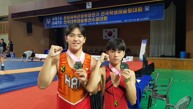 전국학생레슬링선수권대회에서 한일중 장한별 선수가 금메달, 김상두 선수는 은메달을 차지했다. 한일중 제공