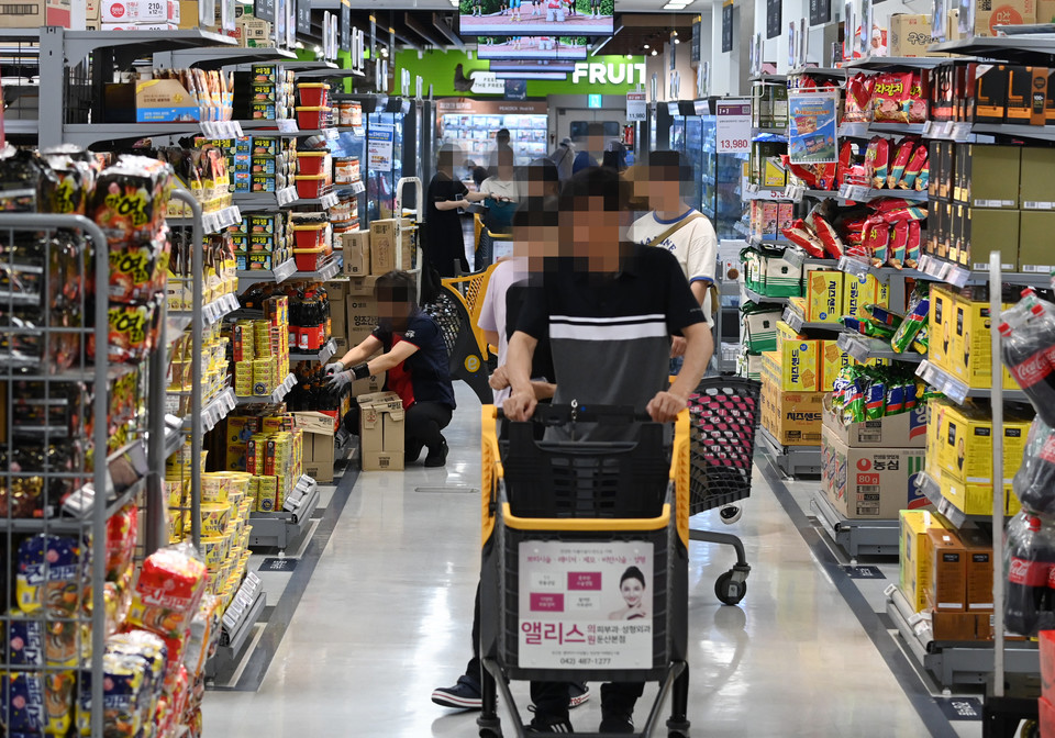 폭염·폭우 영향으로 소비자물가가 4개월 만에 최대폭으로 상승한 가운데 5일 대전의 한 대형마트에서 시민들이 장을 보고 있다. 통계청 ‘2023년 8월 소비자물가 동향’에 따르면 지난달 소비자물가지수는 112.33(2020년=100)으로 1년 전보다 3.4% 상승했다. 이경찬 기자 chan8536@cctoday.co.kr
