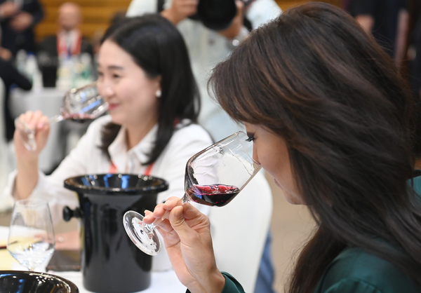 ▲ 5일 대전컨벤션센터에서 열린 대전 국제 와인 엑스포 2023 아시아 와인트로피에 참가한 소믈리에가 와인을 테이스팅하고 있다. 이경찬 기자 chan8536@cctoday.co.kr