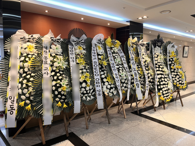 지난 8일 대전 서구 한 장례식장에 마련된 대전 초등학교 교사의 빈소 앞에 근조화환이 놓여 있다. 사진=조정민 기자