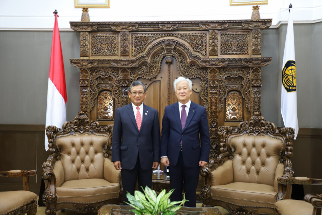지난 7일 한국지질자원연구원은 인도네시아 자카르타에서 에너지광물자원부 아리핀 타스리프(Arifin Tasrif) 장관을 만나 인니의 핵심광물과 유가스전 분야 연구 협력과 추진 방향에 대해 논의했다. KIGAM 제공