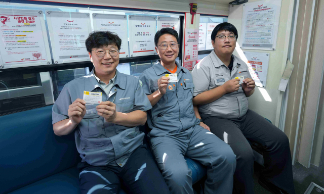 한국타이어 임직원들이 '2023 하반기 생명 나눔 헌혈 캠페인'인에 참여해 헌혈증을 들어 보이고 환하게 웃고 있다.
