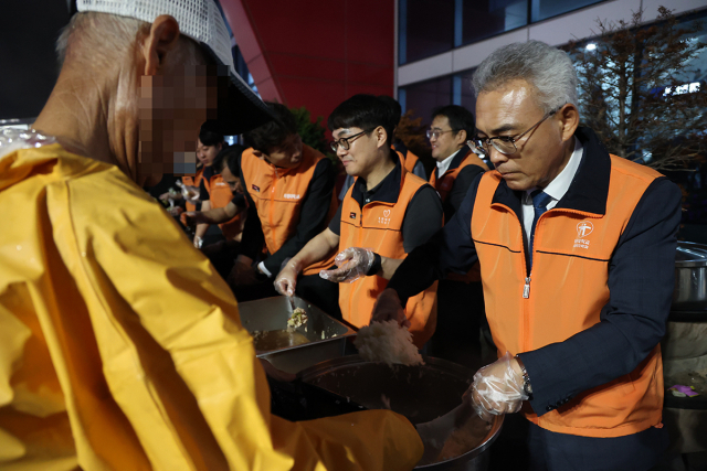 13일 오후 대전역 광장에 차려진 거리 급식소에서 이희학 목원대 총장(사진 우측) 등 구성원들이 배식봉사를 하고 있다. 목원대 제공