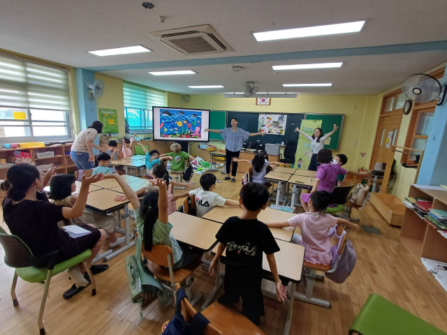 대전평생학습관은 9~10월 학부모 재능나눔단의 찾아가는 학생 놀이체험 프로그램을 운영한다. 대전평생학습관 제공