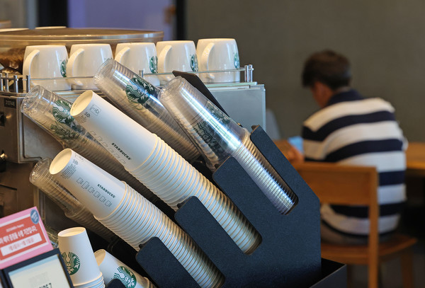 서울의 한 프랜차이즈 카페에 포장용 일회용 컵이 쌓여 있다. 사진=연합뉴스 제공