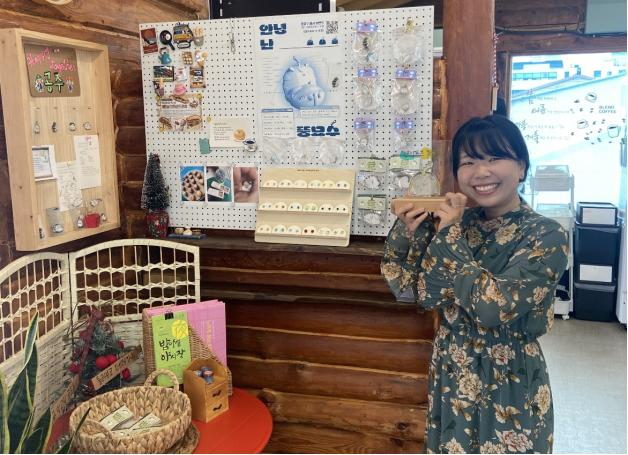 청년 창업가 김유선씨가 또이엠1816 매장에 마련된 뚱묘수 캐릭터 샵에서 뚱묘수 캐릭터를 알리고 있다. 사진=김유선씨 제공