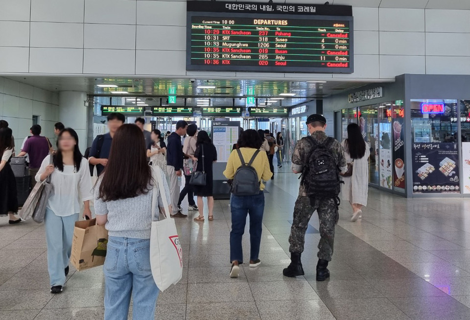 철도노조 파업 사흘째인 16일 오전 대전역에 설치된 전광판에 일부 열차 운행 취소를 알리는 공지가 나오고 있다. 2023.9.16 사진=연합뉴스.