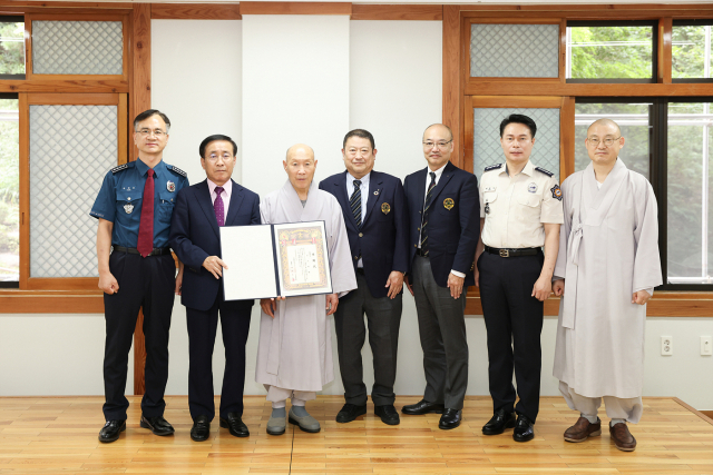일본 스카우트연맹의 이데타 유키노리 대표 일행이 김문근 단양군수와 구인사에 감사패를 전달했다. 단양군 제공
