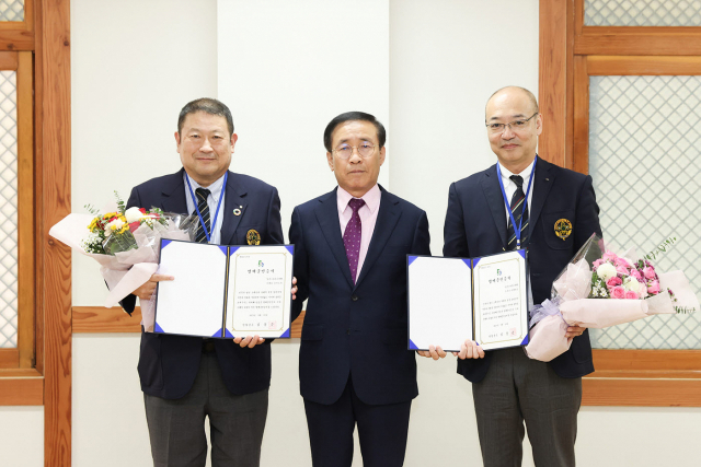 일본 스카우트연맹의 이데타 유키노리 대표 일행이 김문근(가운데) 단양군수에게 감사패를 전달했다. 단양군 제공