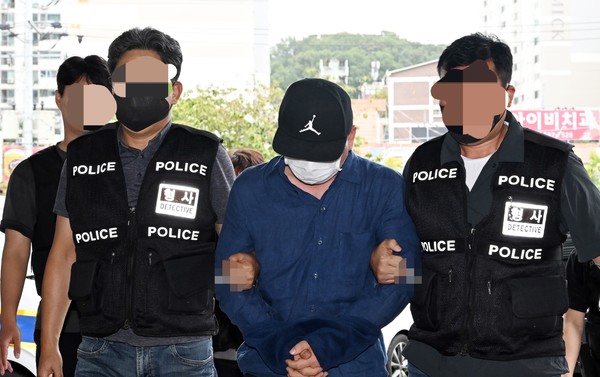 베트남에서 검거된 대전 신협 강도 사건 피의자가 21일 대전서부경찰서로 이송되고 있다. 이경찬 기자chan8536@cctoday.co.kr
