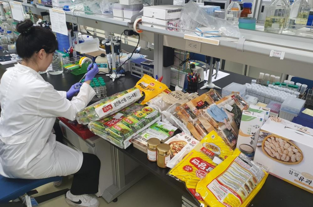 충남보건환경연구원이 추석 성수식품을 대상으로 안전성 검사를 실시하고 있다. 충남도 제공
