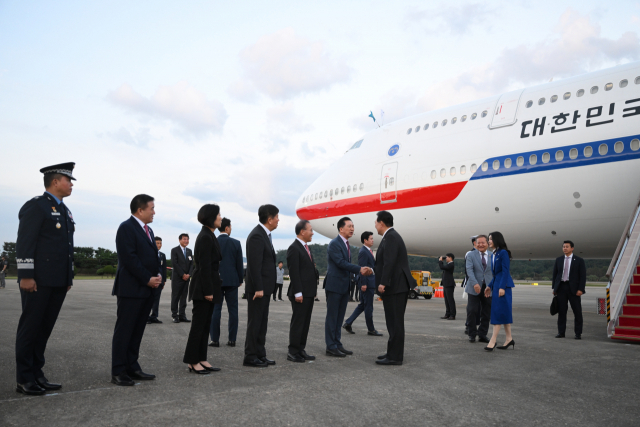 23일 4박 6일간의 미국 뉴욕 출장 일정을 마치고 귀국한 윤석열 대통령이 서울 공항에 도착해 정부관계자들에게 인사하고 있다. 대통령실 제공