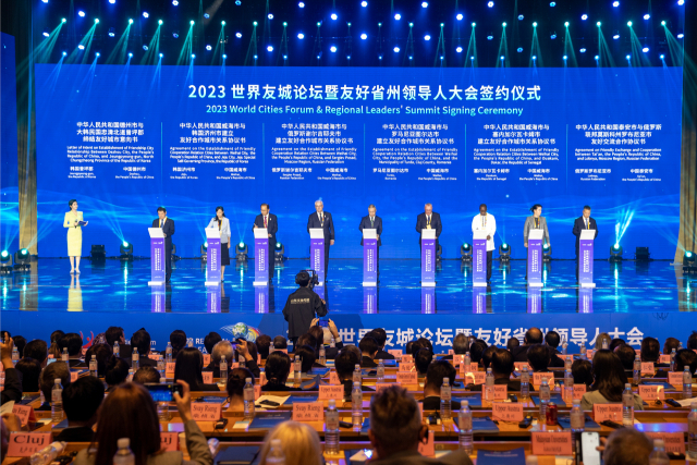 중국 산둥성 지난시에서 열린 국제우호도시포럼에 참석한 이재영 증평군수(맨 왼쪽) 모습. 증평군 제공