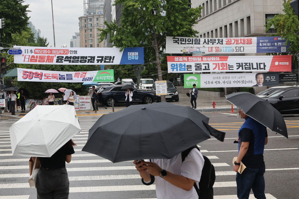 28일 오후 서울 영등포구 국회대로에 정당 현수막들이 걸려 있다. 옥외광고물법 개정으로 무분별하게 설치된 정당 현수막들에 대한 민원이 크게 증가했다. 이에 정부가 '정당 현수막 설치·관리 가이드라인'을 시행하면서 민원이 소폭 감소했으나 여전히 법 개정 전보다는 많은 것으로 나타났다. 2023.8.28 사진=연합뉴스.