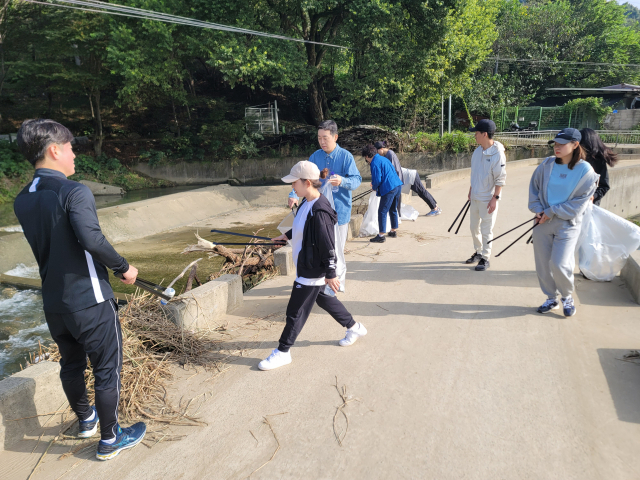 대전문화재단은 최근 대전청소년수련마을을 찾아 임직원 소양교육 및 환경정화활동을 진행했다. 대전문화재단 제공
