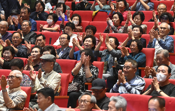 ▲ 노인의 날을 앞둔 26일 대전시청 대강당에서 열린 2023년 어르신 문화프로그램 행사에 참석한 어르신들이 박수를 치며 즐거운 시간을 보내고 있다. 이경찬 기자 chan8536@cctoday.co.kr