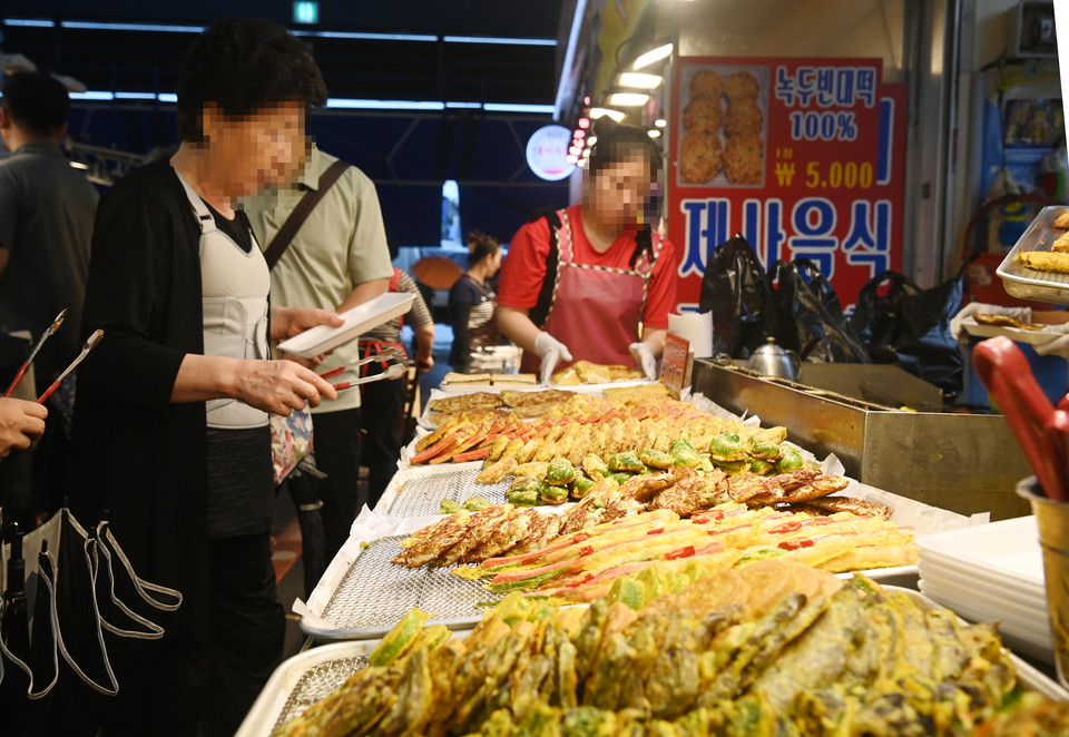 추석 연휴를 이틀 앞둔 26일 대전 동구 중앙시장을 찾은 시민들이 차례상에 올릴 제수용품을 구매하고 있다. 이경찬 기자 chan8536@cctoday.co.kr