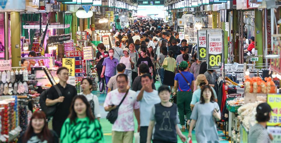 시내 한 전통시장이 장을 보는 시민들로 붐비고 있다. 사진=연합뉴스.