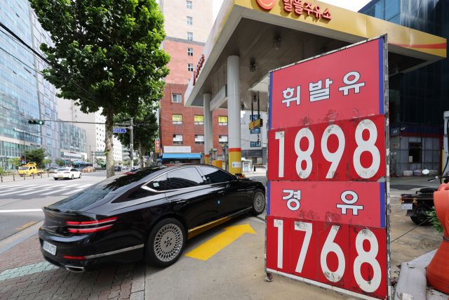 국제유가가 계속 상승하는 가운데 국내 주유소 휘발유·경유 판매 가격이 11주 연속 오름세를 이어갔다. 23일 한국석유공사 유가정보시스템에 따르면 9월 셋째 주 전국 주유소 휘발유 평균 판매 가격은 전주보다 L당 16.7원 오른 1천776.3원이었다. 국내 최고가 지역인 서울의 이번 주 휘발유 평균 가격은 전주보다 15.7원 오른 1천857.6원, 최저가 지역인 대구는 14.1원 오른 1천745.6원이었다. 사진은 24일 서울 시내 한 주유소에 게시된 유가 정보. 연합뉴스
