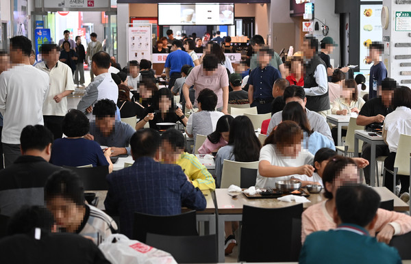 추석 당일인 29일 충남 당진영덕고속도로 대전 방향 예산휴게소 한 식당에서 시민들이 식사를 하고 있다. 이경찬 기자 chan8536@cctoday.co.kr