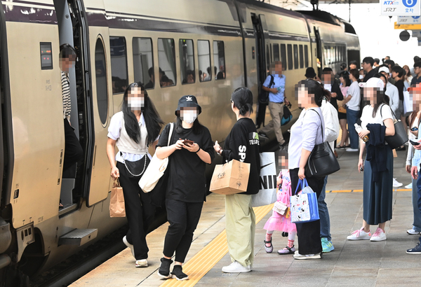 ▲ 추석 연휴 마지막 날인 3일 대전역 승강장에서 시민들이 기차에서 내려 집으로 향하고 있다. 이경찬 기자 chan8536@cctoday.co.kr