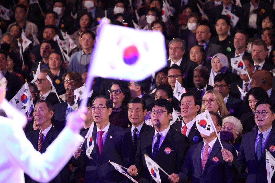 한덕수 국무총리가 3일 오전 서울 종로구 세종문화회관에서 열린 개천절 경축식에서 참석자들과 개천절 노래를 제창하고 있다. 2023.10.3 사진=연합뉴스.