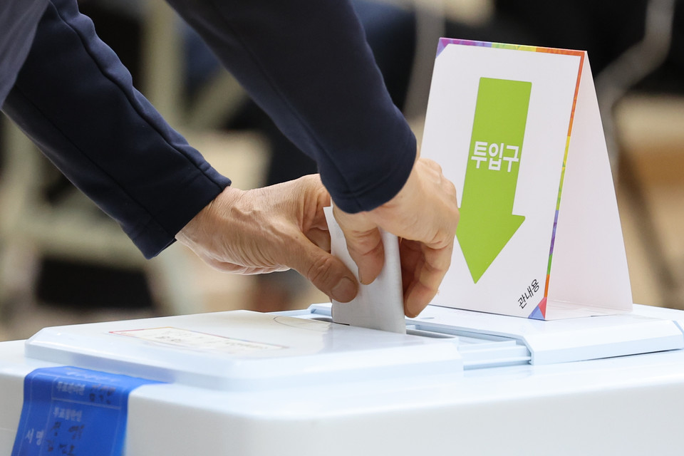 투표소에서 유권자가 투표하고 있다. 사진=연합뉴스.
