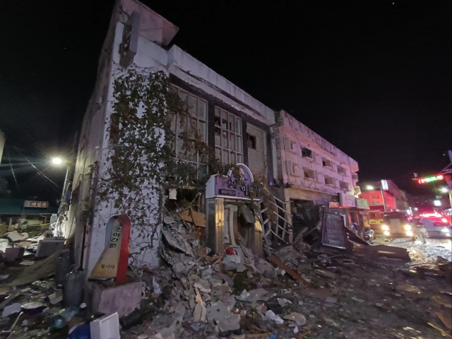 10일 오전 4시 20분경 충남 서산시 읍내동에 있는 한 상가 1층 미용실에서 가스 폭발사고가 발생해 3명이 중경상을 입었다. 사진은 이번 사고로 처참히 부서진 건물과 그 주변 모습. 서산소방서 제공