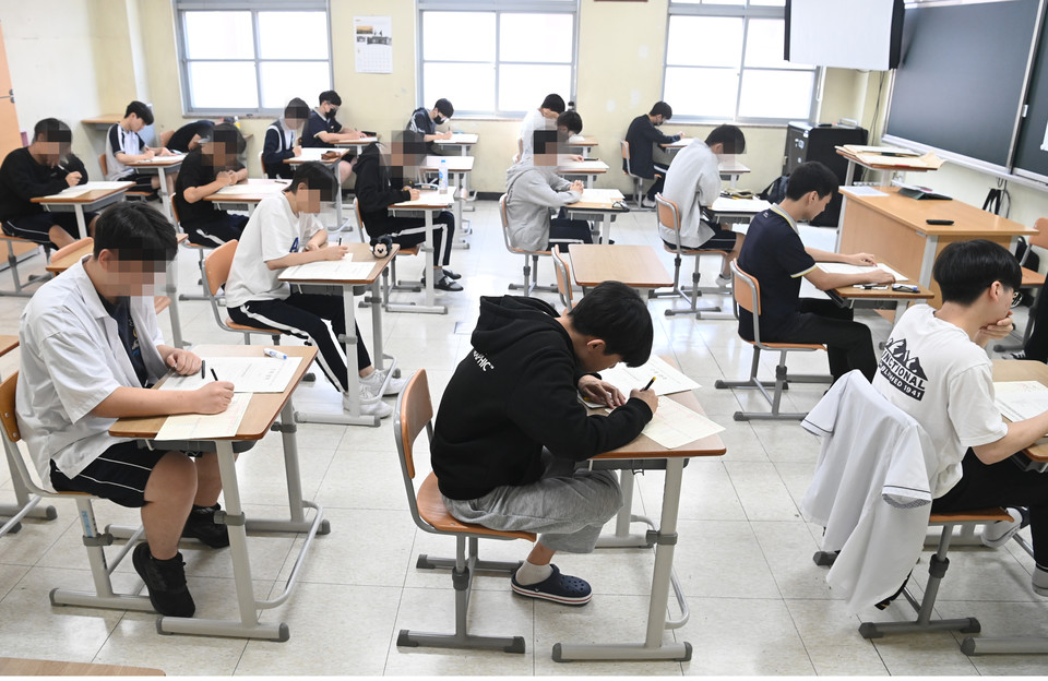 2024학년도 대학수학능력시험 9월 모의평가가 치러진 대전 서구 둔원고등학교에서 수험생이 시험 준비를 하고 있다.  이경찬 기자 chan8536@cctoday.co.kr