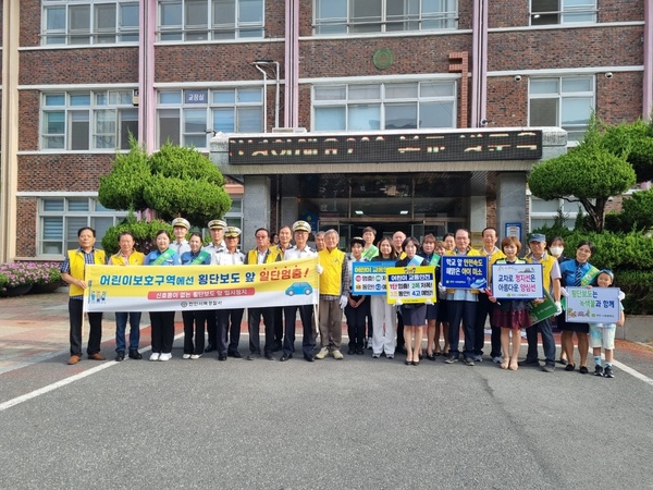 ▲ 천안경우회 노인자원봉사클럽이 최근 천안서초등학교에서 교통안전캠페인을 진행했다. 노인자원봉사클럽 제공