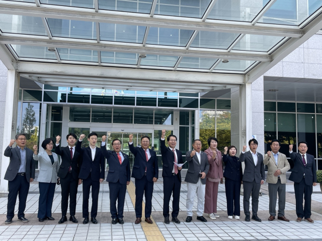 양홍규 국민의힘 대전 서구을 당협위원장과 조수연 서구갑 당협위원장 및 시·구의원 일동이 10일 대전시의회 앞에서 ‘해외출장경비 축소의혹’이 제기된 박범계 국회의원에 대한 사퇴를 촉구하고 있다.사진=윤경식 기자