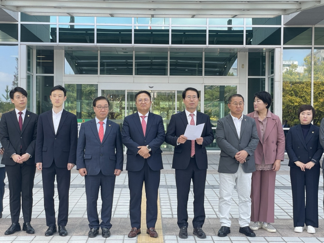 양홍규 국민의힘 대전 서구을 당협위원장(왼쪽 다섯 번 째)이 10일 대전시의회 앞에서 해외출장경비 축소 의혹이 불거진 박범계 국회의원에 대한 사퇴 촉구 성명서를 발표하고 있다.사진=윤경식 기자.