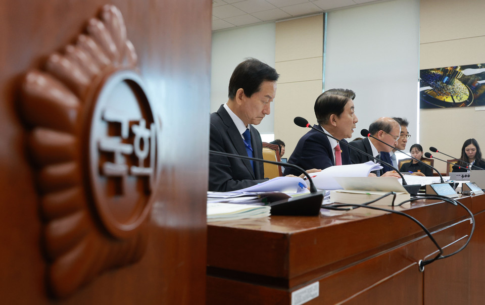 이동관 방송통신위원회 위원장이 10일 국회에서 열린 과학기술정보방송통신위원회 국정감사에 참석해 의원 질의에 답하고 있다. 2023.10.10 사진=연합뉴스. 