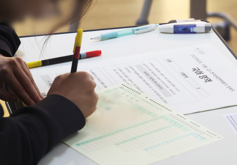 2023학년도 10월 고3 전국연합학력평가가 실시된 12일 오전 경기도 수원시 팔달구 수원여자고등학교에서 3학년 학생들이 답안지에 이름을 적고 있다. 2023.10.12 사진=연합뉴스.