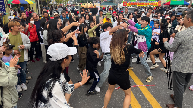 들썩이는 ‘거리의 라디오쇼’ 에 관광객들이 참여해 흥겹게 춤을 추고 있다. 사진=금산군