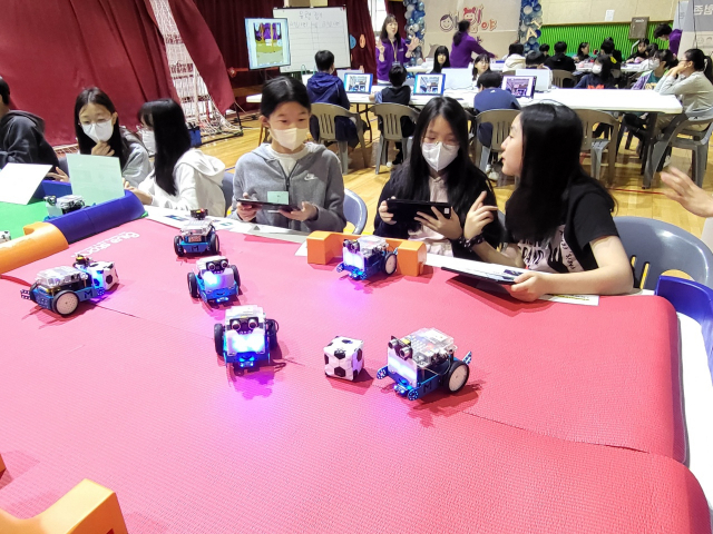 세종시 온빛초 학생들이 소프트웨어(SW)·인공지능(AI) 체험전에 참여하고 있다. 사진=세종시교육청 제공