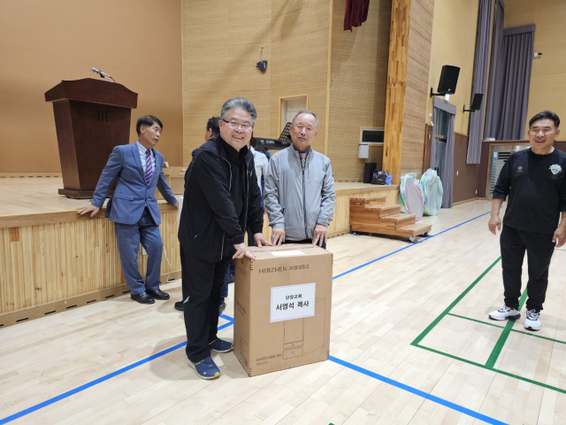 사진은 경품에 당첨된 김이창(우측) 장로에게 서영석 목사가 쌀 냉장고를 전달하고 있다. 단양=이상복 기자