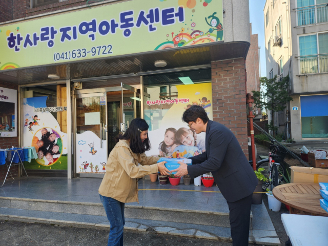 이재욱 피자알볼로 대표가 충남 홍성 한사랑지역아동센터에 피자를 전달하고 있다. 사진=김지현 기자