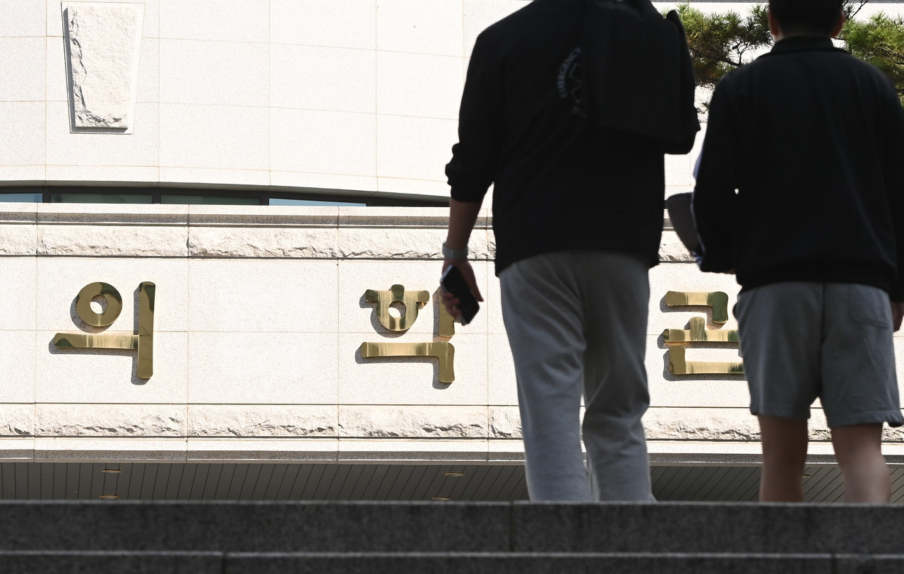 정부가 2025학년도부터 의과대학 입학정원 확대 방안을 검토하는 가운데 17일 대전의 한 의과대학 의학관으로 학생들이 들어가고 있다. 이경찬 기자 chan8536@cctoday.co.kr