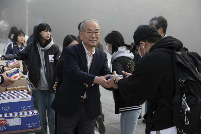 유재원 한국영상대 총장이 ‘2023 하반기 학생행복프로젝트 등교케어 행사’를 통해 학생들에게 아침식사를 챙겨주고 있다. 사진=한국영상대 제공