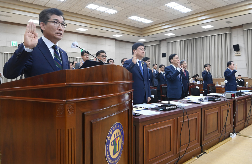 윤건영 충북교육감이 18일 충북 청주시 충청북도교육청 화합관에서 열린 국회 교육위원회의 충청권 4개 시·도교육청에 대한 국정감사에서 대표로 선서하고 있다.