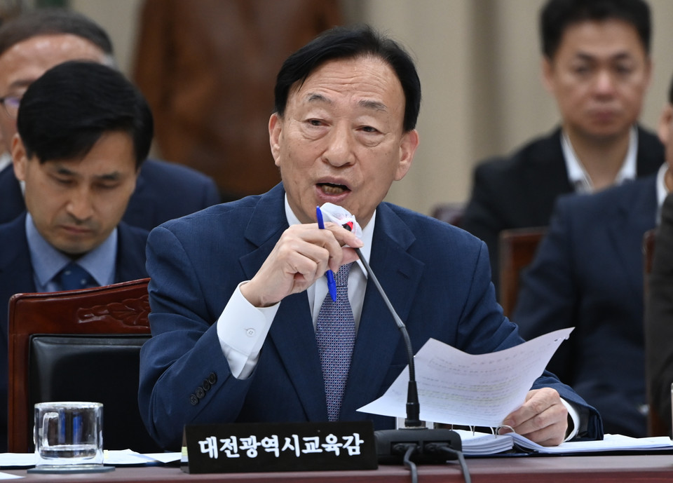 설동호 대전시교육감이 18일 충북 청주시 충청북도교육청 화합관에서 열린 국회 교육위원회의 충청권 4개 시·도교육청에 대한 국정감사에서 위원 질의에 답변하고 있다. 이경찬 기자 chan8536@cctoday.co.kr