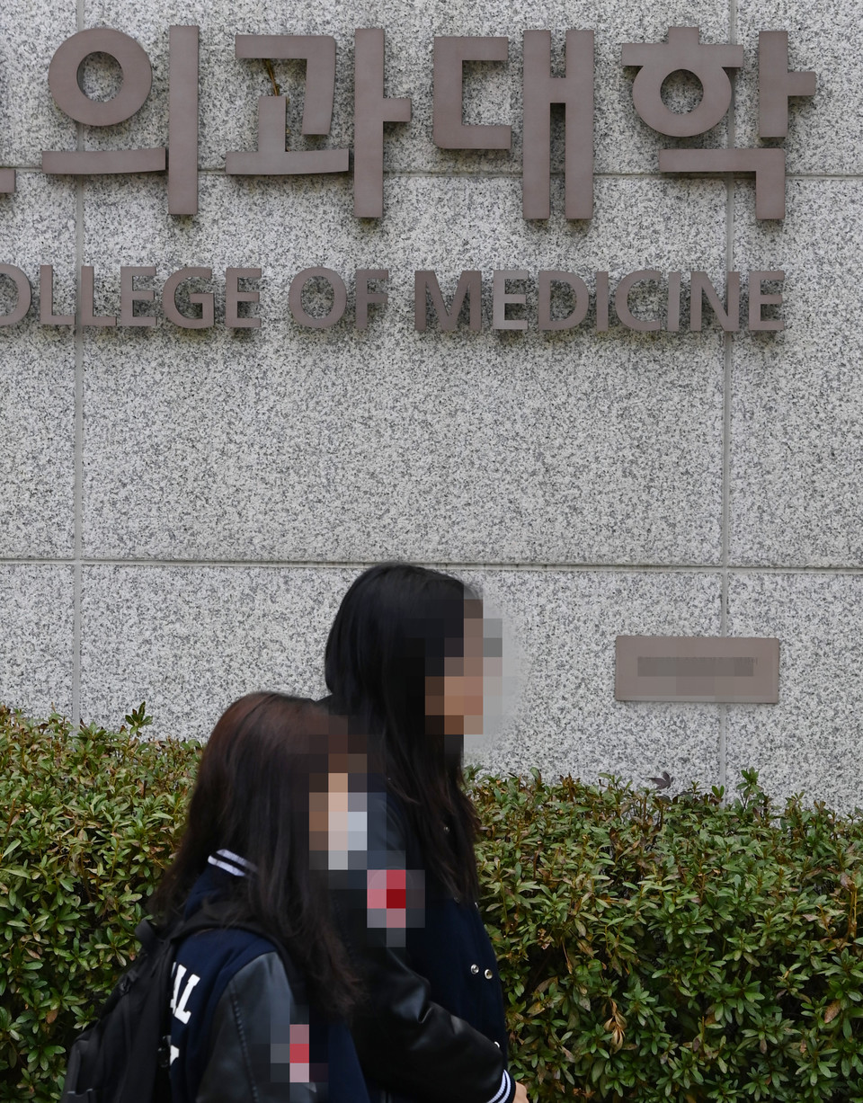 정부가 2025학년도부터 의과대학 입학정원 확대 방안을 검토하는 가운데 17일 대전의 한 의과대학에서 학생들이 나오고 있다. 이경찬 기자 chan8536@cctoday.co.kr
