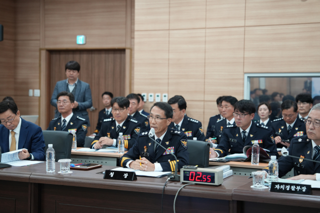 유재성 충남경찰청장이 23일 충남경찰청 대회의실에서 열린 국정감사에서 답변하고 있다. 김중곤 기자