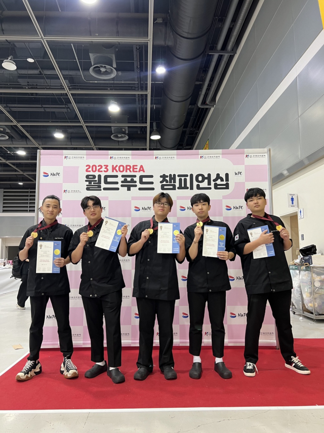 유원대학교 호텔외식조리학과 학생들은 ‘2023 KOREA 월드푸드 챔피언십’ 국제요리 대회 라이브 및 전시 경연 대회에서 금상을 수상했다.
