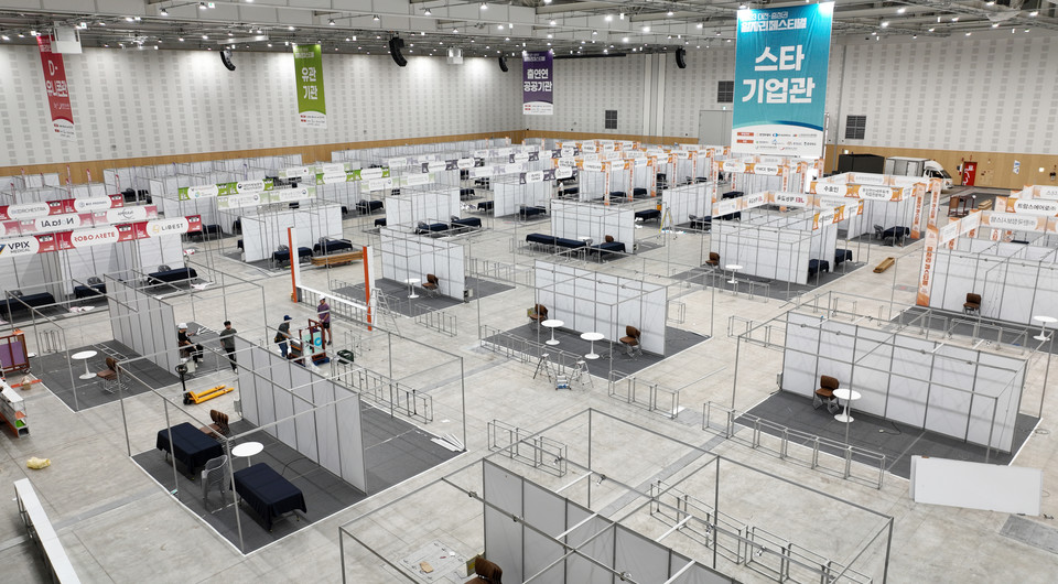충청권에서 가장 큰 규모이자 전국에서도 손꼽히는 2023 대전 충청권 일자리 페스티벌을 하루 앞둔 24일 대전 컨벤션센터 제2전시장에서 현장 스태프들이 부스 준비로 분주하게 움직이고 있다. 이경찬 기자 chan8536@cctoday.co.kr