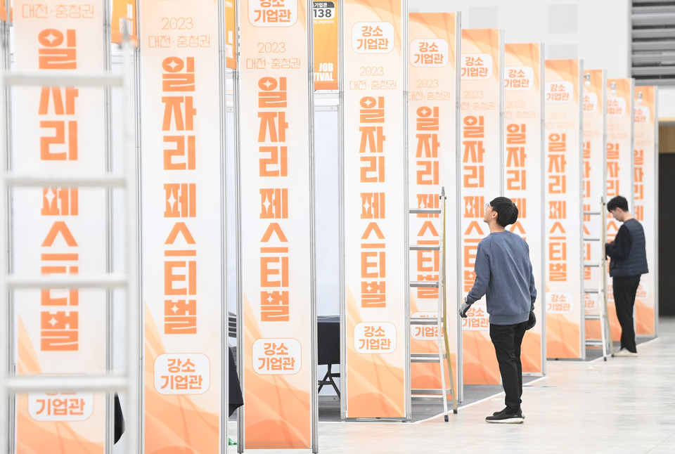 충청권에서 가장 큰 규모이자 전국에서도 손꼽히는 2023 대전 충청권 일자리 페스티벌을 하루 앞둔 24일 대전 컨벤션센터 제2전시장에서 현장 스태프들이 부스 준비로 분주하게 움직이고 있다. 이경찬 기자 chan8536@cctoday.co.kr