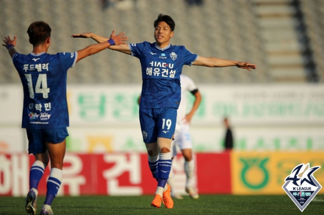 K리그2에서 충남을 연고로 하는 이웃도시 간의 2023년 시즌 마지막 대결도 충남아산FC의 승리였다. 아산 박대훈 선수가 선취골을 넣은 뒤 세리머니를 하고 있다. 한국프로축구연맹 제공.